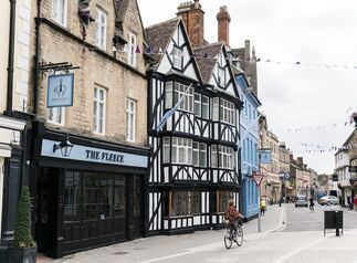 exterior of the fleece and cirencester high street
